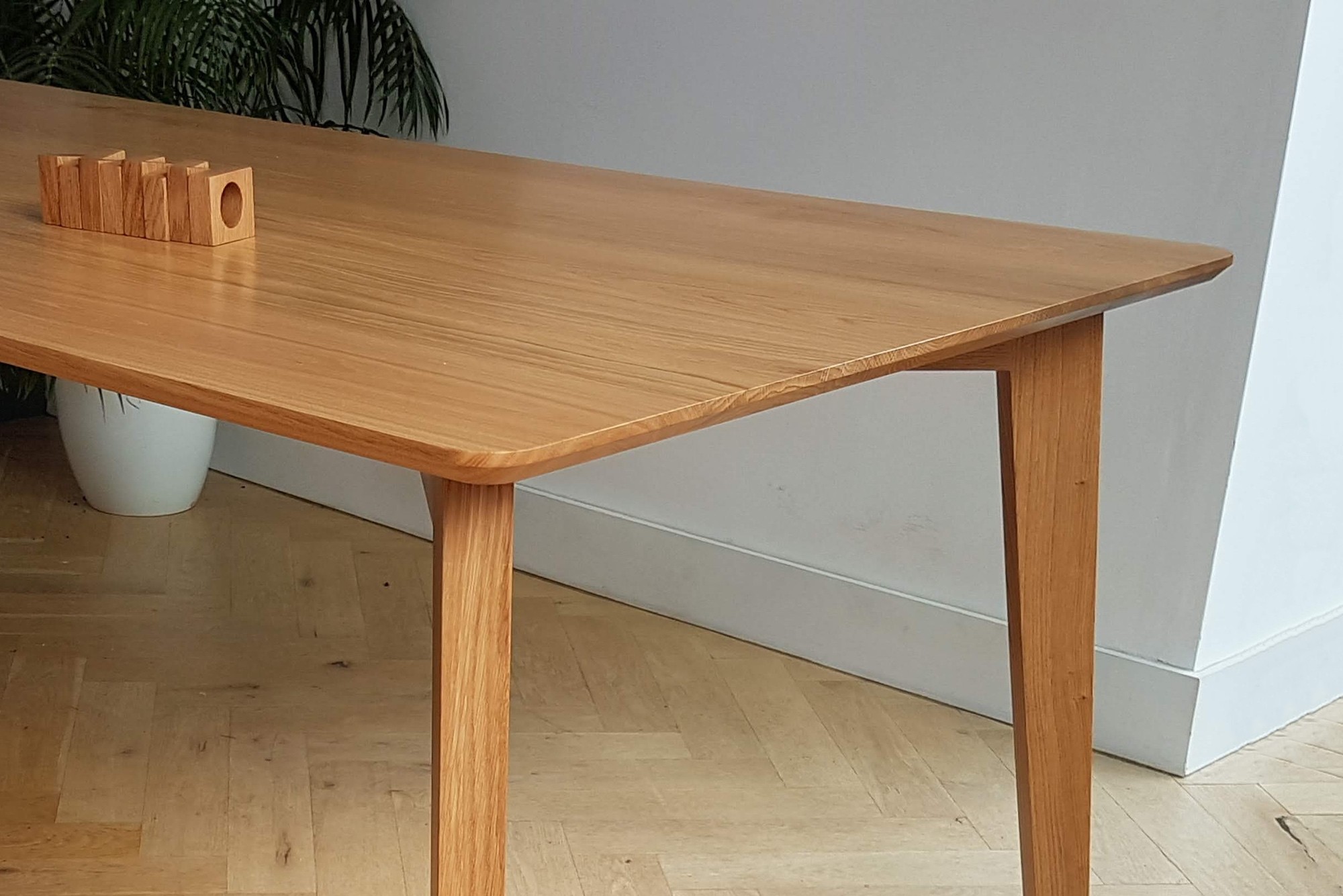 https://ibanhamfurniture.co.uk/wp-content/uploads/2021/08/Handmade-Oak-Dining-Table-with-chamfered-edge-detail.jpg